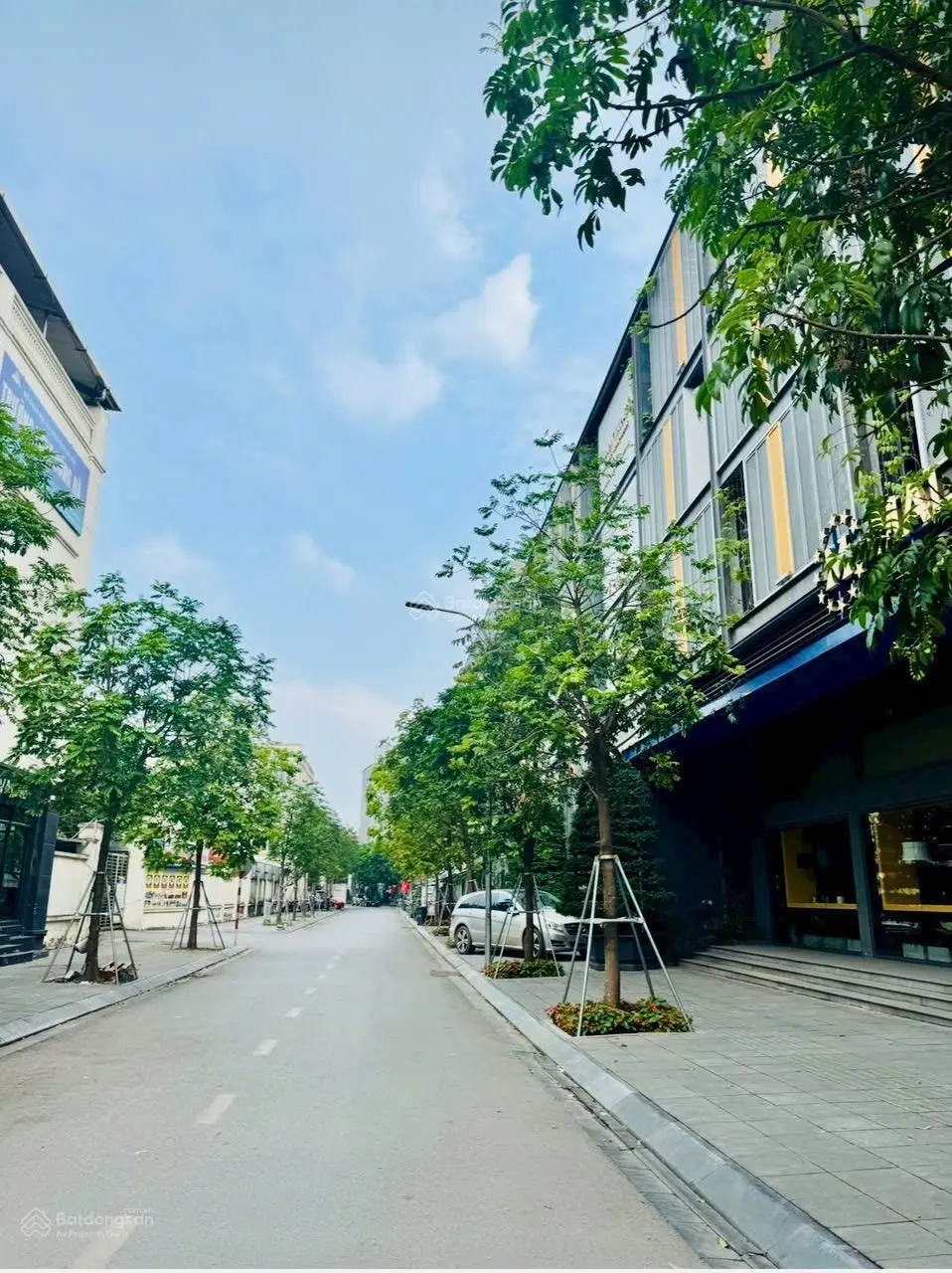 Mới kính koong-full nội thất -ngõ thông-gần ô tô tránh-dòng tiền-nở hậu-hoàn kiếm diện tích: