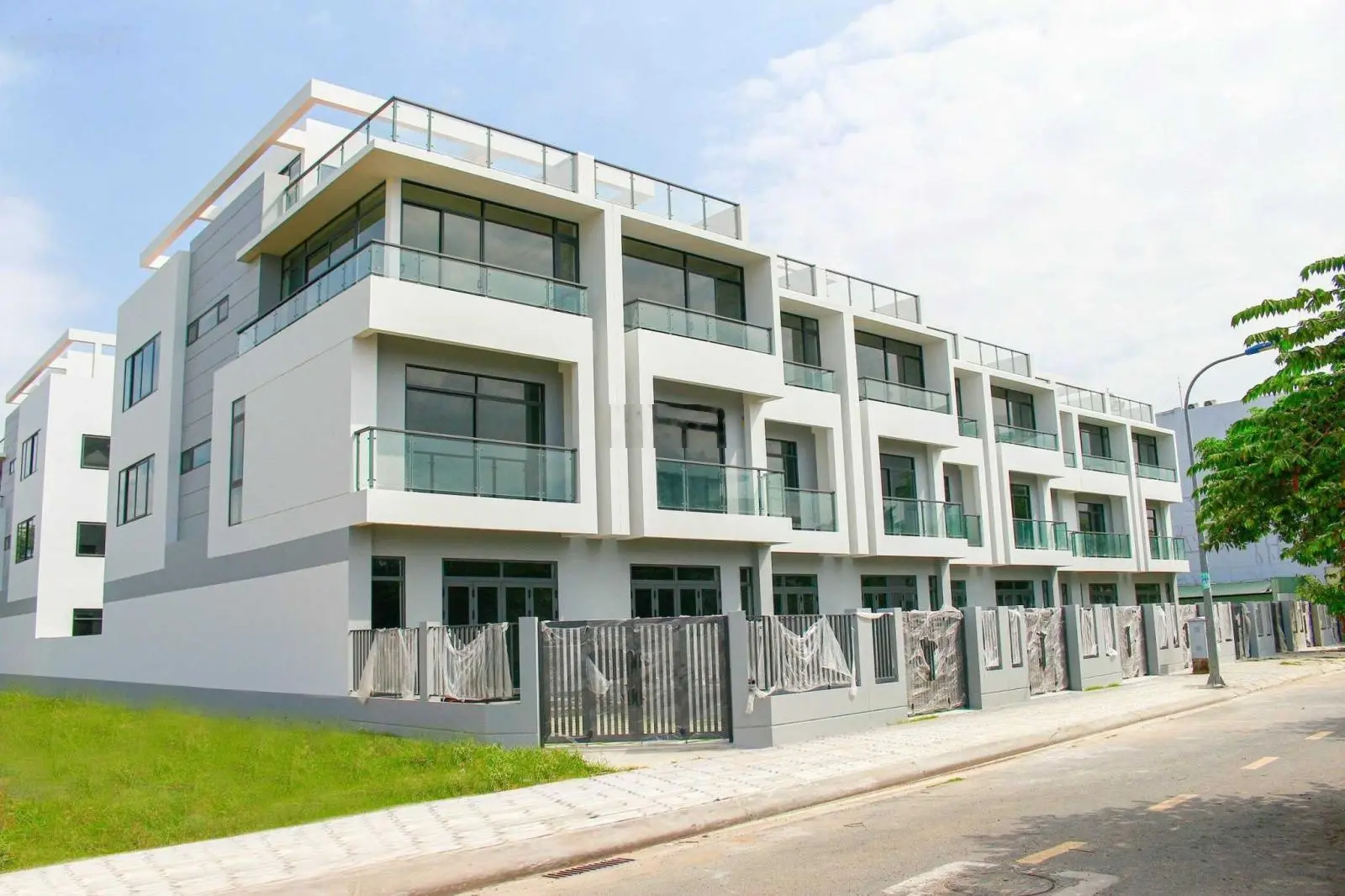 Bán căn nhà nở hậu, mặt tiền đường thông ra hồ giá tốt nhất Đông Tăng Long