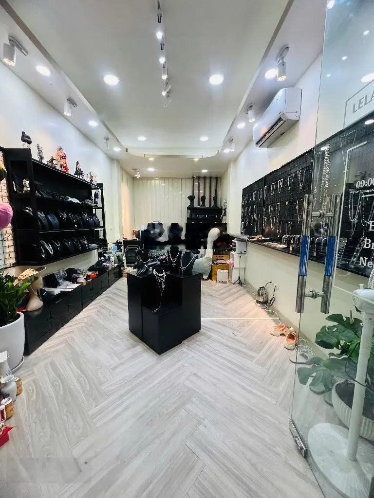 Vị trí nhà nằm mặt ngõ rộng, ô tô 29 chỗ đỗ cửa, vỉa hè 2 bên, kinh doanh bất chấp các thể loại.