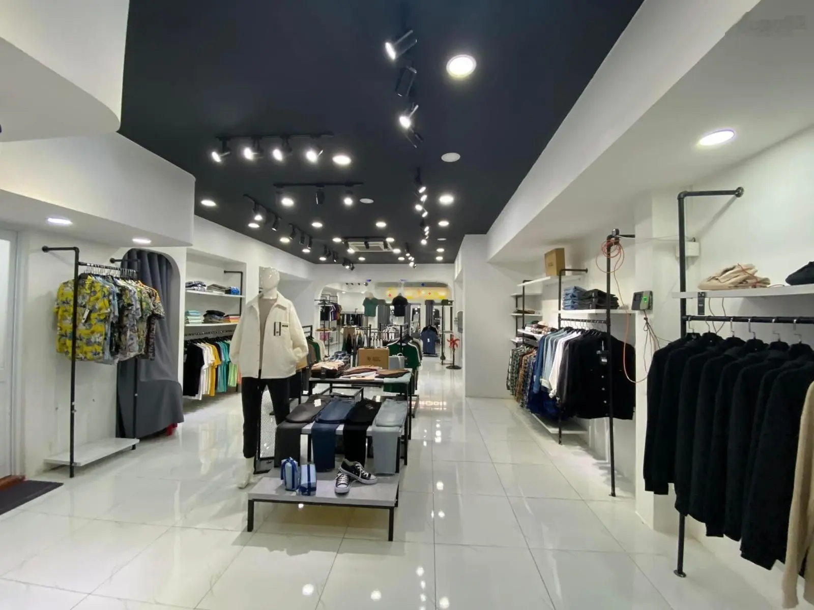 Bán, cho thuê tòa nhà mặt tiền đường 3 Tháng 2, P. 12, Quận 10. DT = 407m2. Giá chỉ: 300 tỷ (TL)