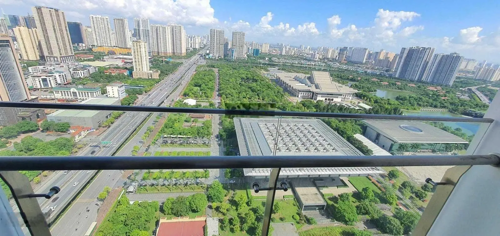 Chủ nhà gửi bán gấp căn hộ 4PN góc - 142m2 - View Trung tâm HNQG - Giá bán 12. X tỷ - Tầng trung