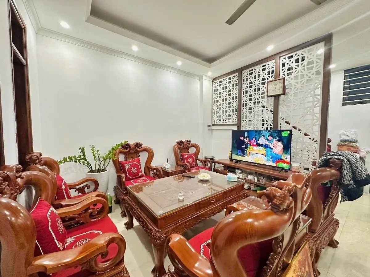 Phố VIP! Trần Thái Tông - Ngõ thông - Gần công viên - sát 9 trường Đại học 40m2*5T, hơn 7 tỷ!