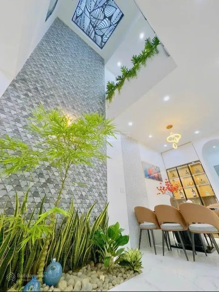 Cần bán gấp căn nhà ngay mặt tiền đường Hoàng Phan Thái - SHR