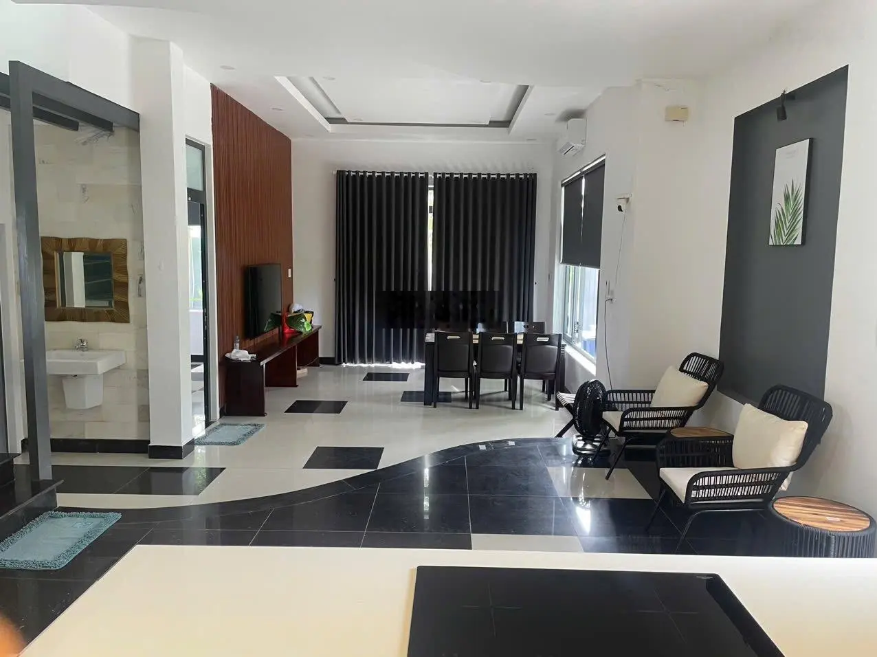 Nhà sân vườn view đầm ngay thị trấn Lăng Cô tuyệt đẹp, ngang rộng 12m, full nội thất
