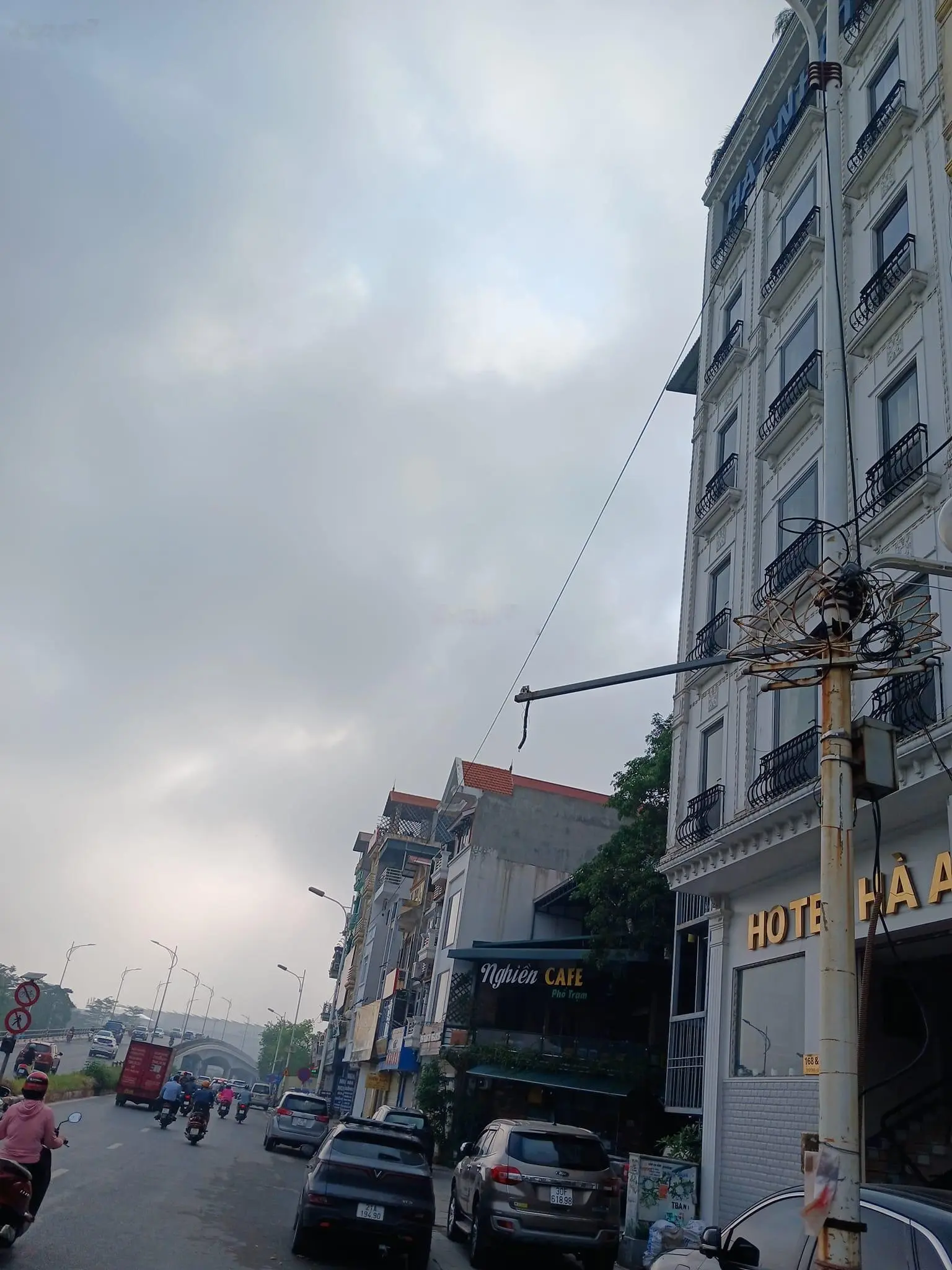 Bán nhà mặt phố cổ linh, nhà mới đẹp lung linh, tặng full nội thất xịn xò, thang máy
