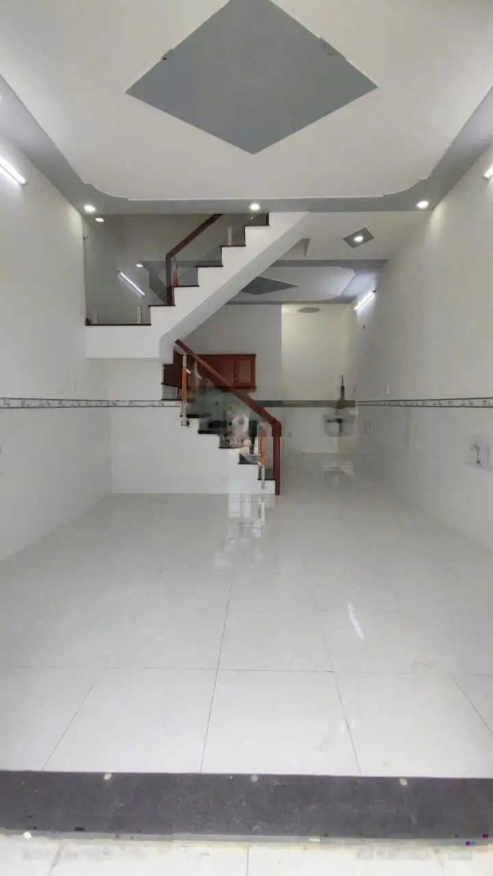 Nhà mới rất đẹp 1 trệt 1 lầu 4mx10m đường 5m ô tô đỗ cửa ngay chợ đình ủy ban xã mỹ hạnh bắc