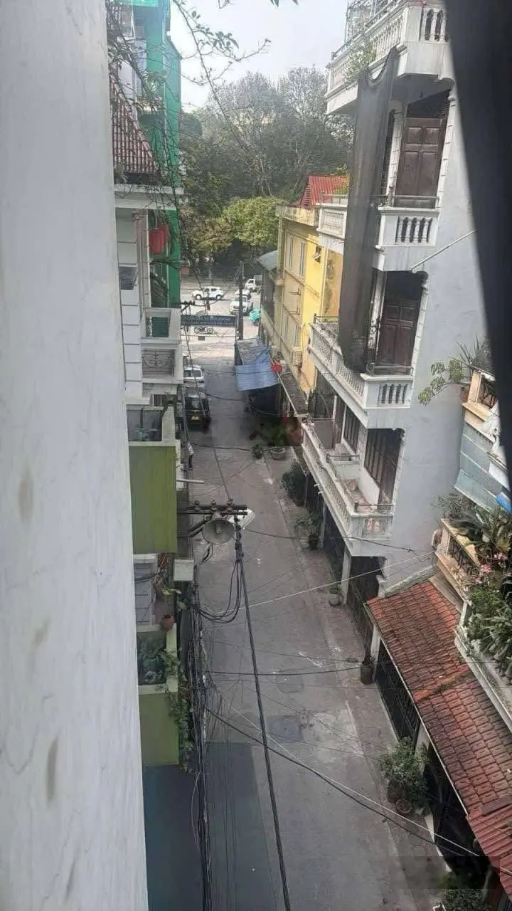 B.án nhà phân lô Cầu Giấy giá rẻ . Diện tích 50m2 mặt tiền 3.6M , ô tô vào nhà , 2 thoáng