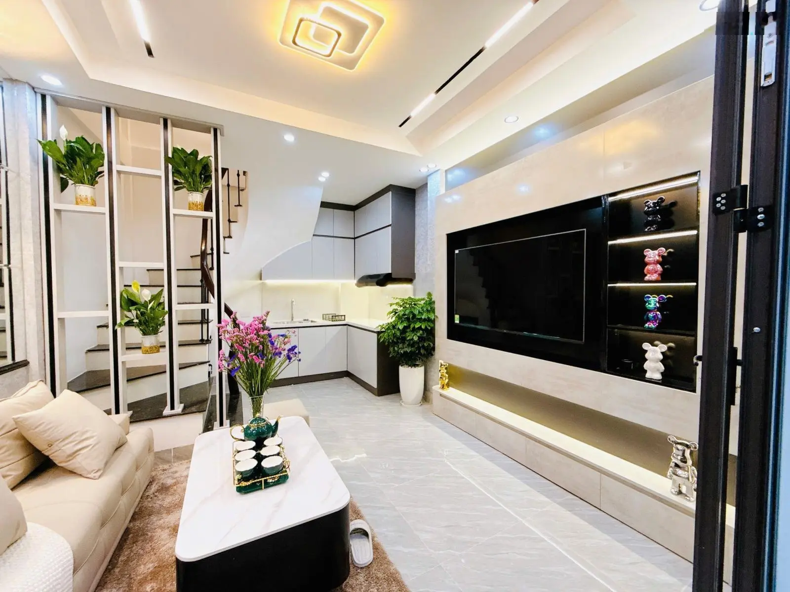 Nhỉnh 4 tỷ có ngay căn nhà 21m2 6 tầng trung tâm Đống Đa ngõ thông