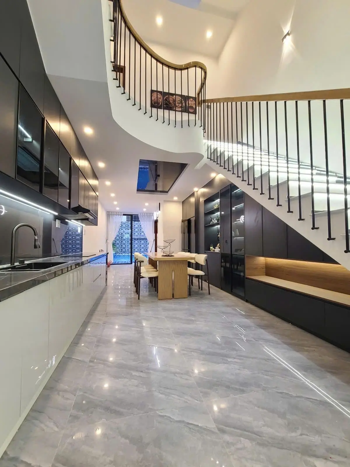 Bán nhà kiểu dáng Villa sang trọng mới cứng có hồ bơi dòng tiền 40tr/ tháng.