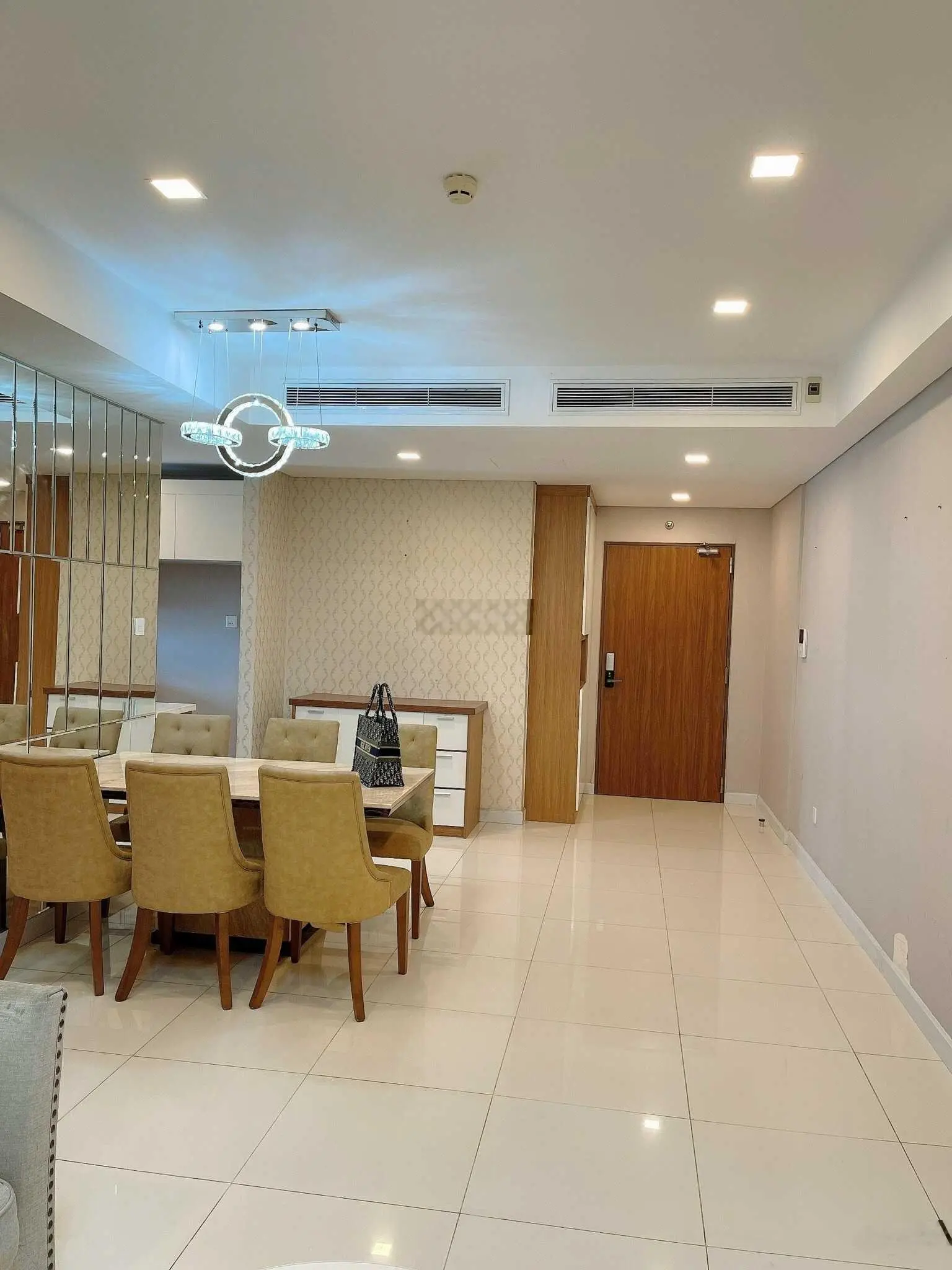 Chính chủ cần bán gấp căn góc 2 view thoáng mát 87,6m2, 2PN, 2WC, giá 5 tỷ nội thất y hình