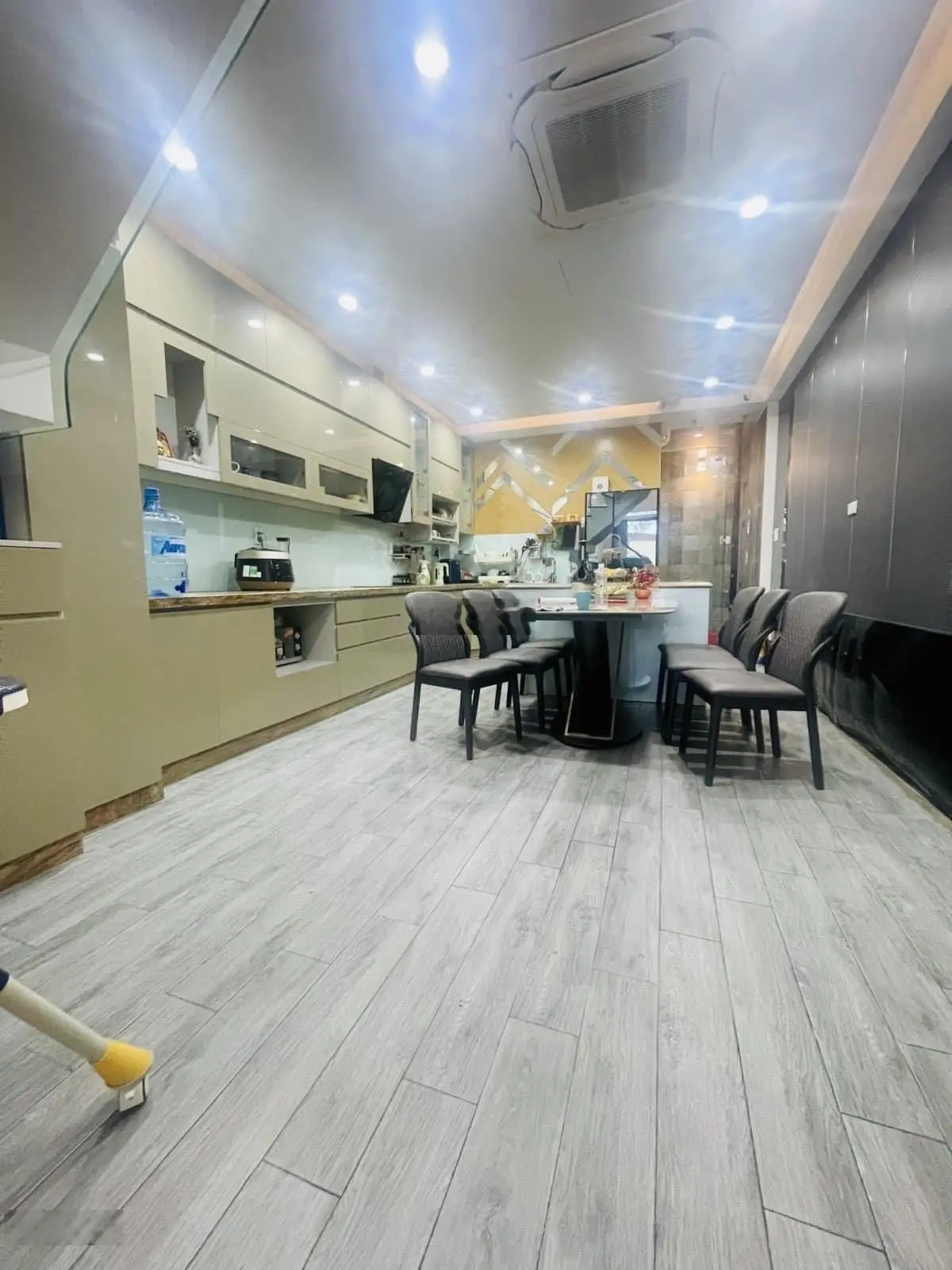 Chú 8 cần bán gấp nhà Cộng Hòa, P. 4, Tân Bình, DT: 56m2, giá 3,360 tỷ (đang cho thuê 18tr/th)