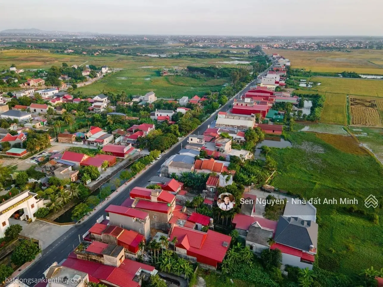 - ngã ba thụy hương - đất mặt đường lớn - giao thông các ngả thuận tiện - kinh doanh buôn bán