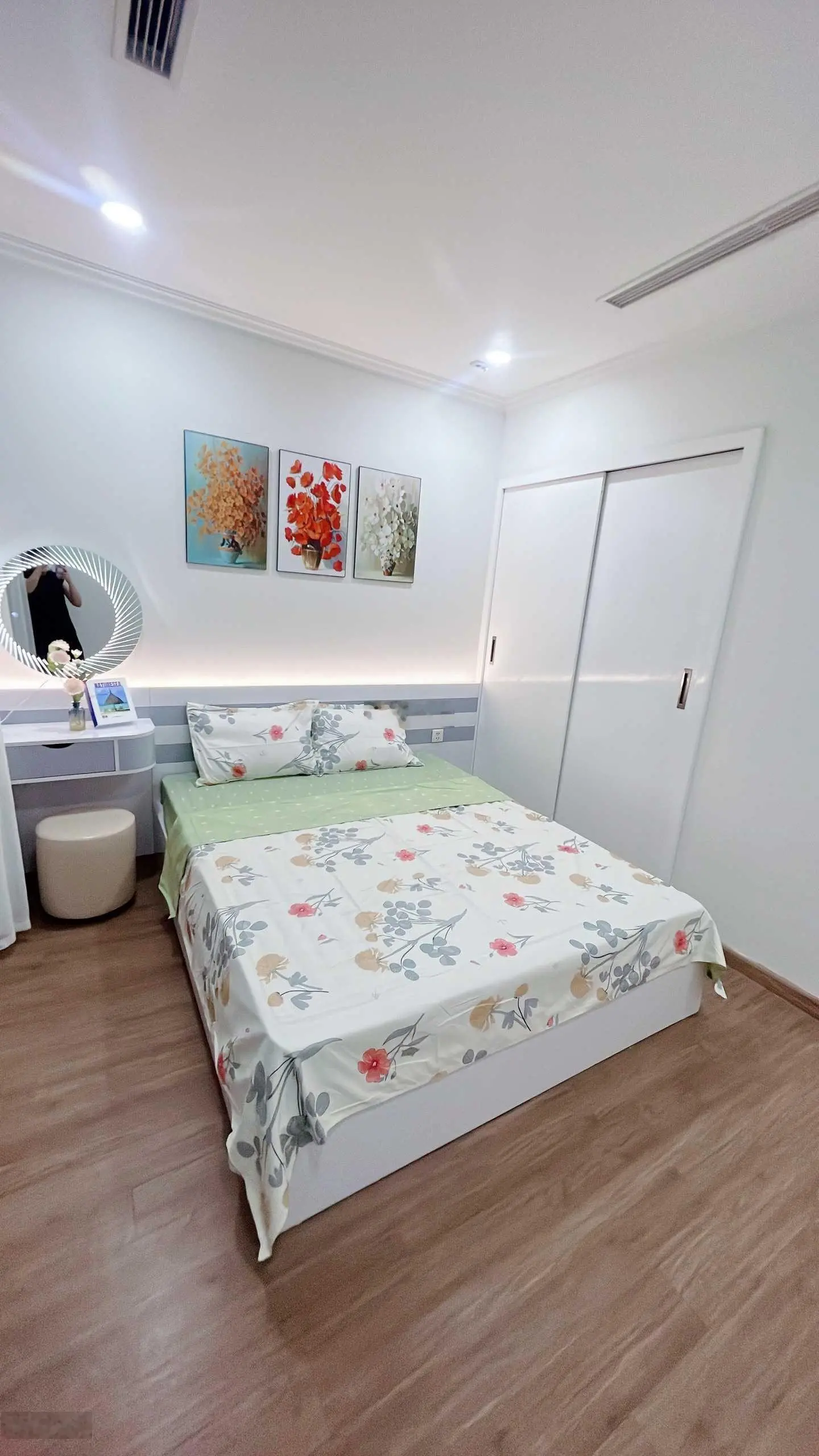 Siêu rẻ bán căn hộ 2PN, 2VS tòa Park 3, Times City. Giá 6.6 ỷ. LH 0979 702 ***