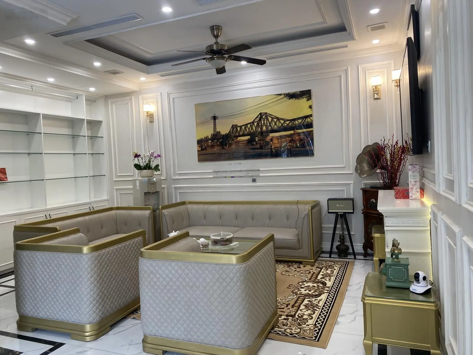 Gia đình cần bán căn Ngọc Trai view Vườn Hoa Bể Bơi diện tích 70.8m thang máy 5 tầng giá 23.9ty