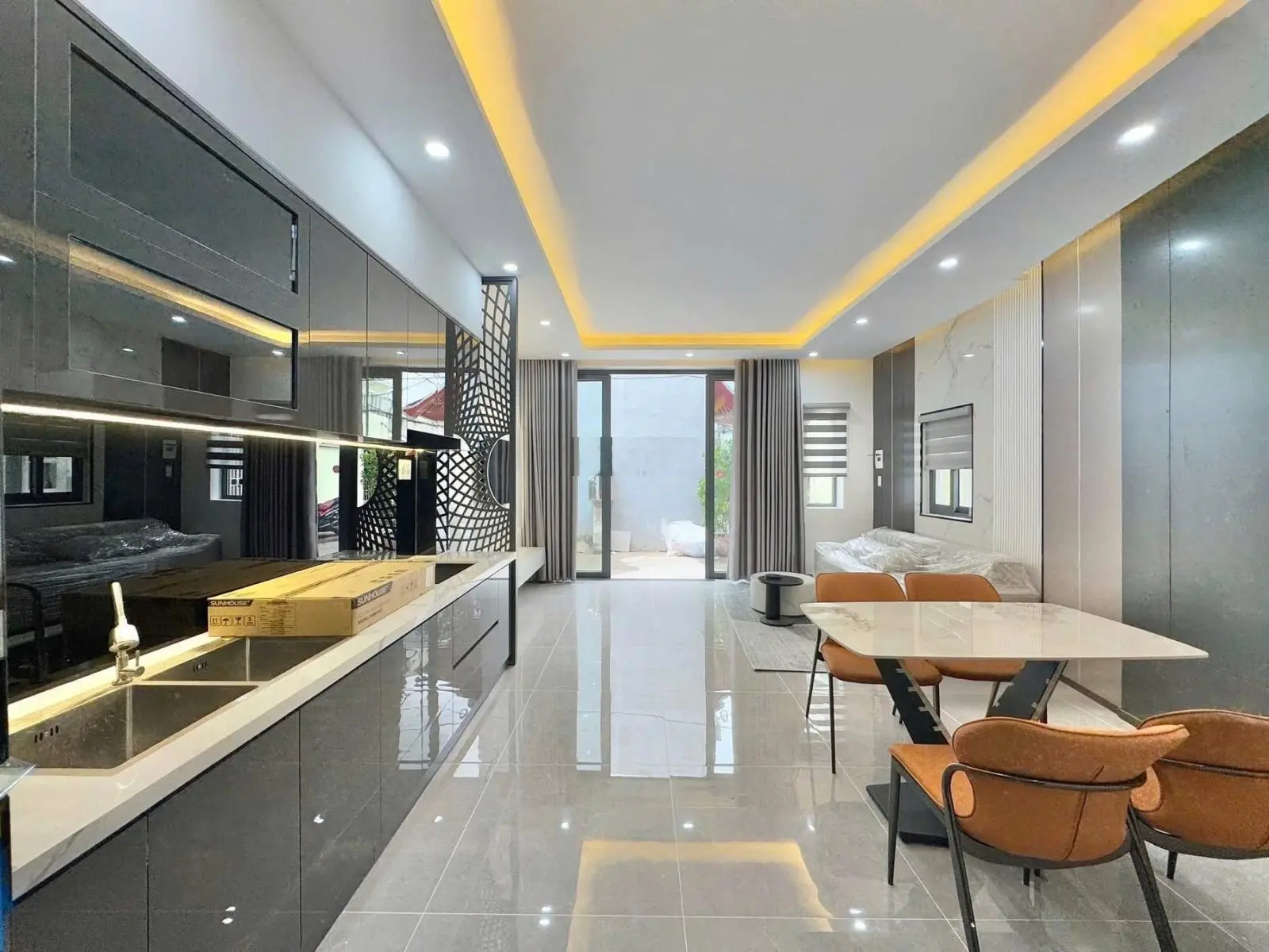 Bán gấp nhà tại Hoàng Hoa Thám, 3,4 tỷ, 72m2, 3PN, 2WC, đầy đủ nội thất, cách Lê Duẩn 3 bước chân