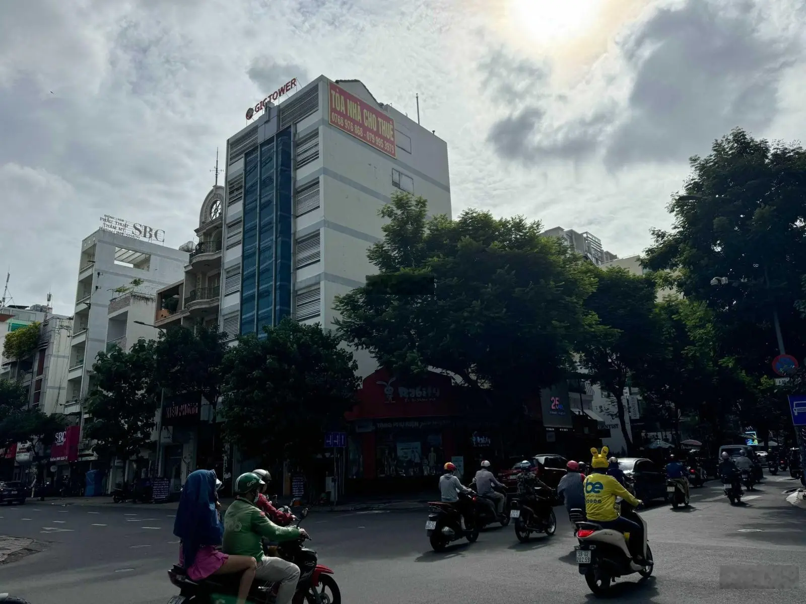 Bán tòa nhà kế góc 220A - 220C Nguyễn Đình Chiểu - Quận 3 - ngang 10,35m