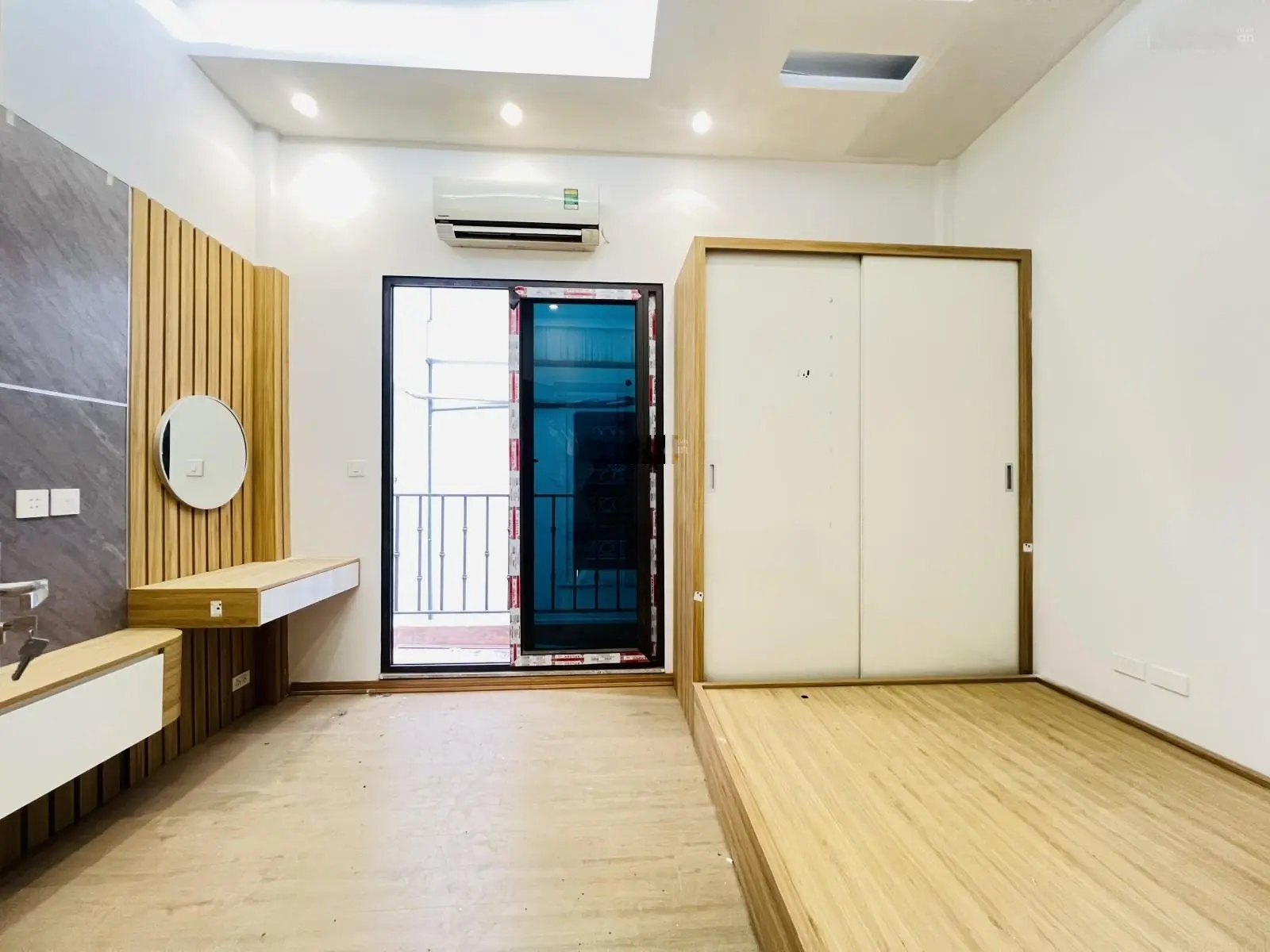 Bán gấp nhà riêng phố Hào Nam 34m 5 Tg MT 3,6m hơn 6 tỷ gần phố 2 mặt thoáng full nội thất.