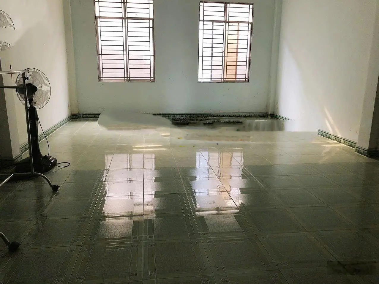 Nhà 3 tầng mặt tiền đường thông Phước Long B - Quận 9 - vừa ở vừa kinh doanh, có vỉa hè, ngang 5m