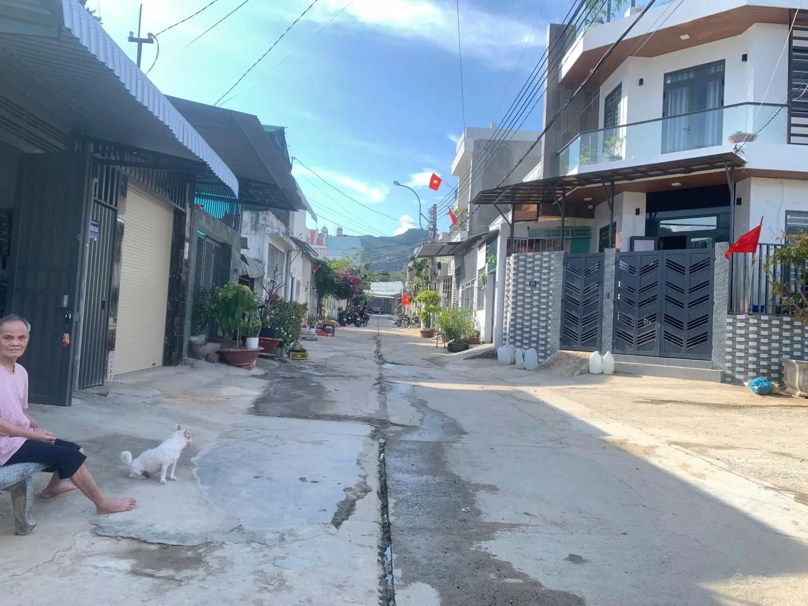 Bán nhà - Bến Du Thuyền Nha Trang, sổ đỏ ODT, đường nhựa 7m + gần biển - chỉ 3tỷ200