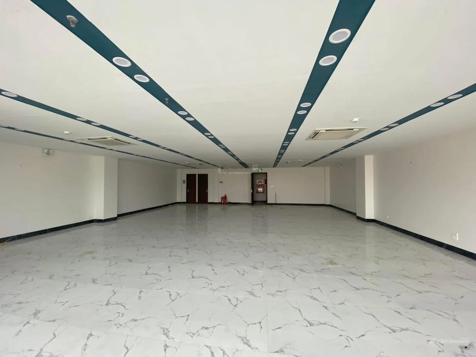 Hạ Sốc 8 Tỷ Bán Gấp Toà Văn Phòng Mặt Phố Phạm Văn Đồng Cầu Giấy, DT 167/200M 10T MT 10M Giá 120Tỷ.