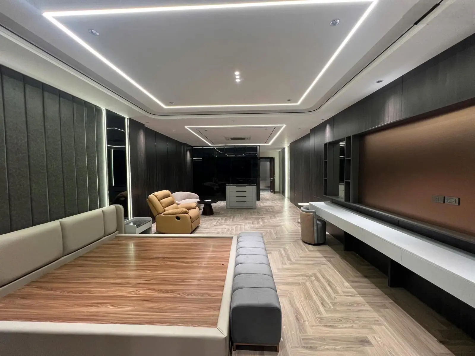 Nguyễn Văn Cừ 100m2, 8 tầng thang máy MT 5m ô tô 7 chỗ vào nhà ngõ thông cách mặt phố 15m