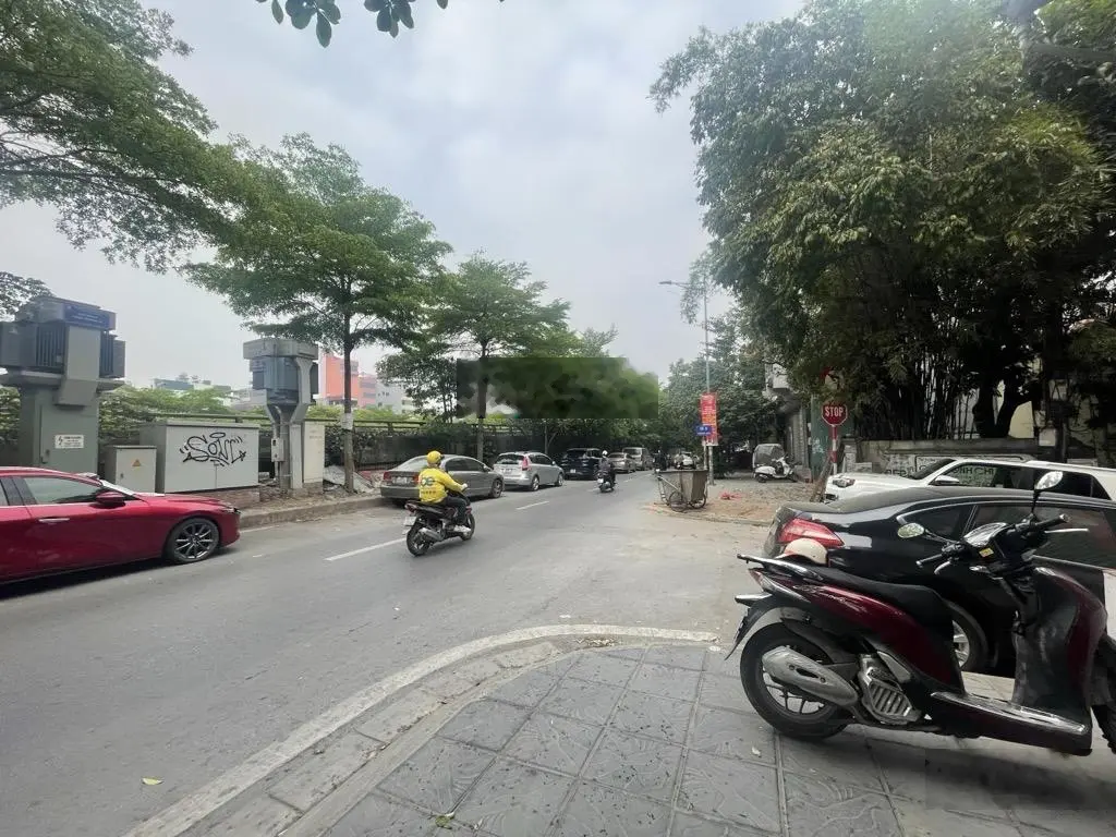Bán nhanh mặt phố đường Bưởi đoạn gần công viên Thủ Lệ 3 tầng 40m giá chỉ 10.8 tỷ
