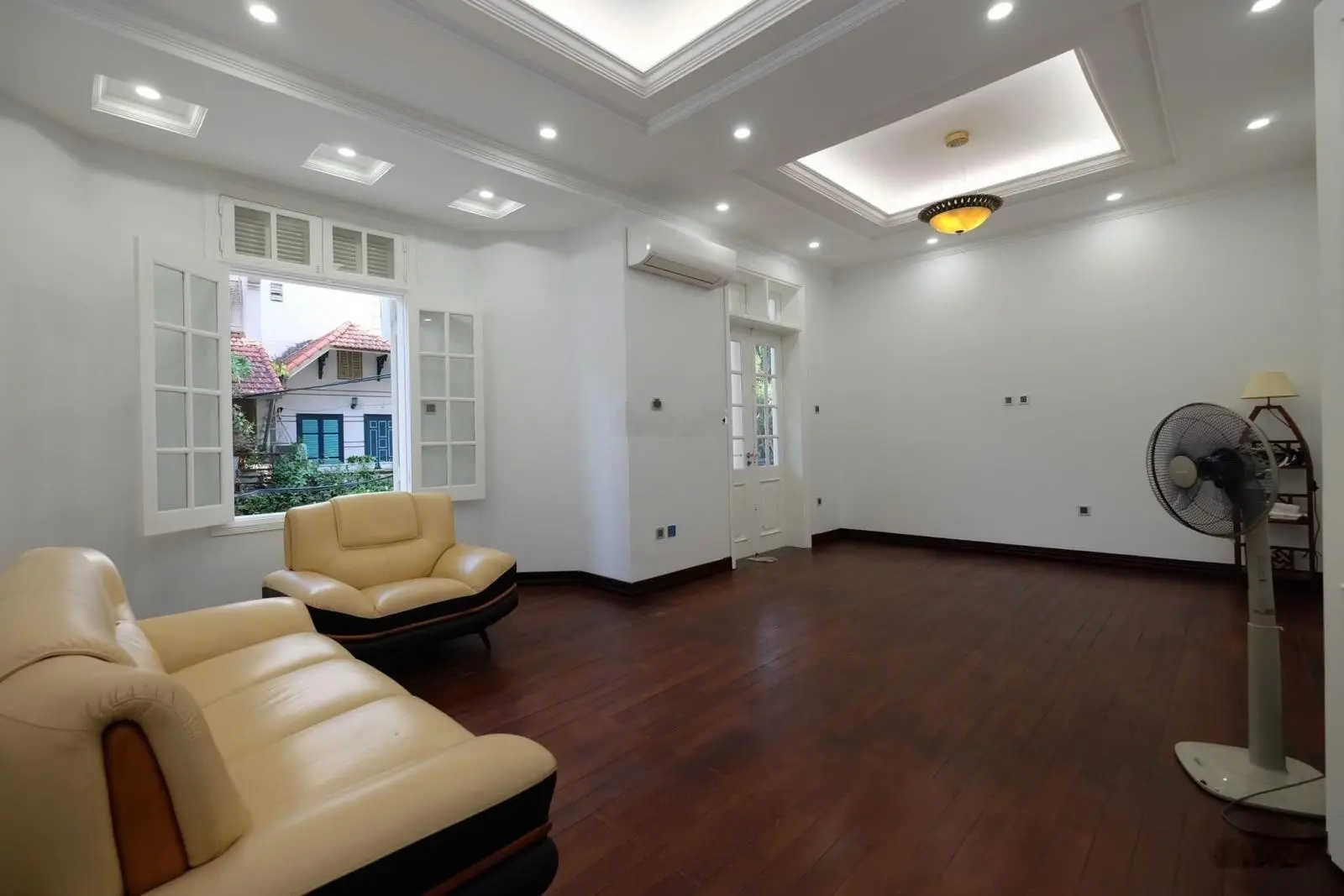 Bán nhà cực đẹp ngõ 275 Âu Cơ 160m2, 4 tầng, mặt tiền 8m. Sổ đẹp, giá rẻ. Tiện ở và đầu tư giữ tiền