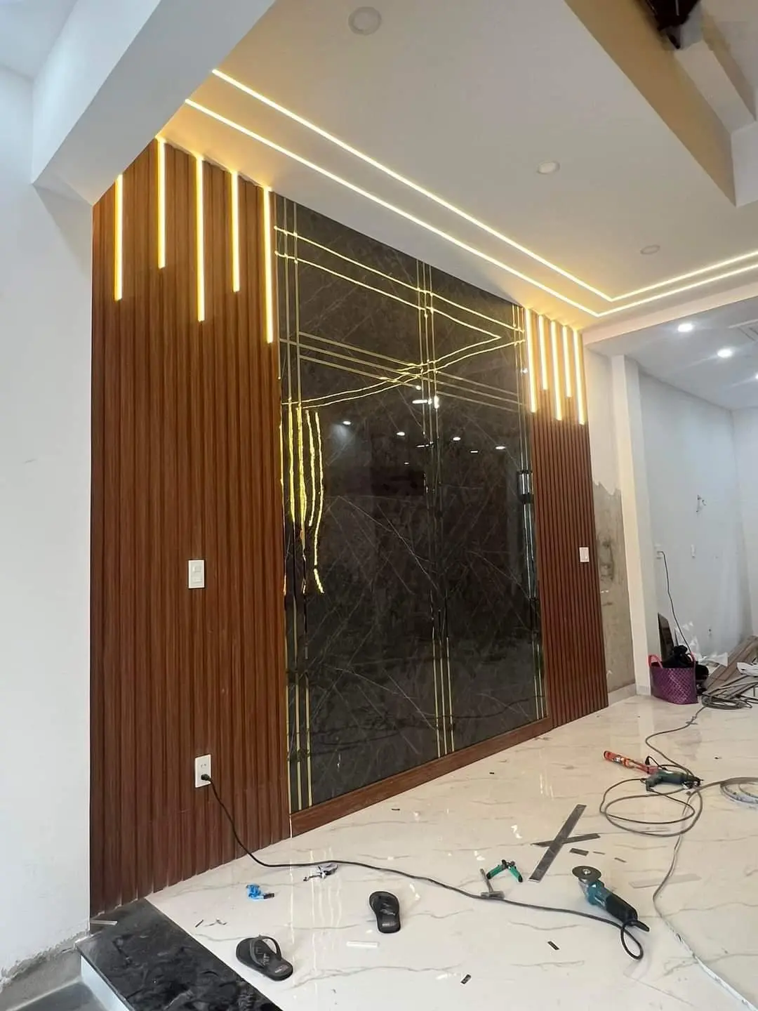 Nhà 1 trệt 2 lầu trục chính KDC Phú Hồng Thịnh 8 đang vào nội thất như hình