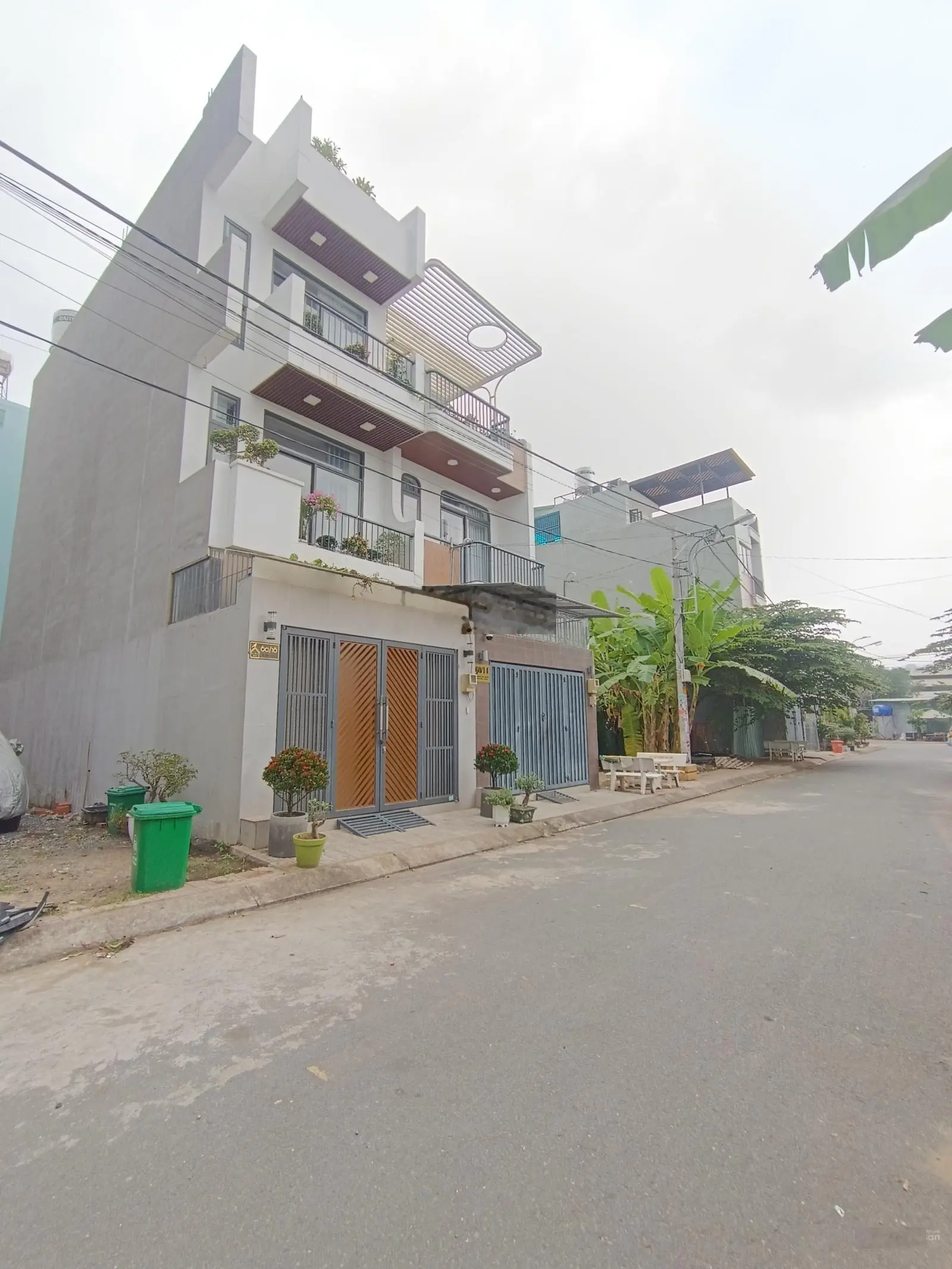 Bán nhà mặt tiền đường oto 8m ngay vòng xoay Phú Hữu. DT 53m2, 3 tầng, 3pn Oto ngủ nhà. Giá 4,5 tỷ