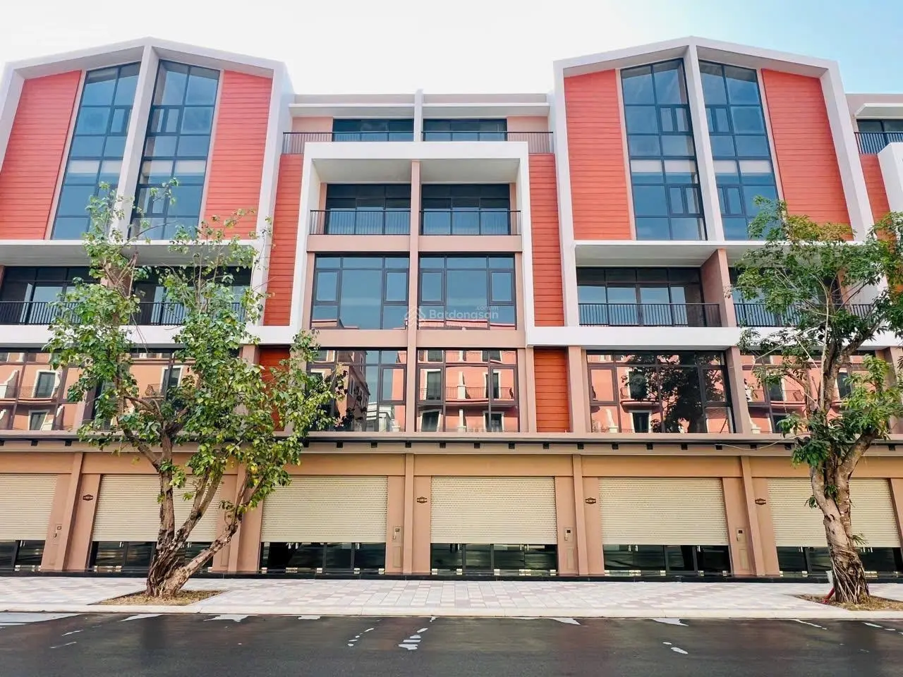 Shophouse Đại Lộ Hừng Đông Vin 3 trục đường chính 25m - 70m2 giá 10,6 tỷ. Nhận nhà kinh doanh luôn