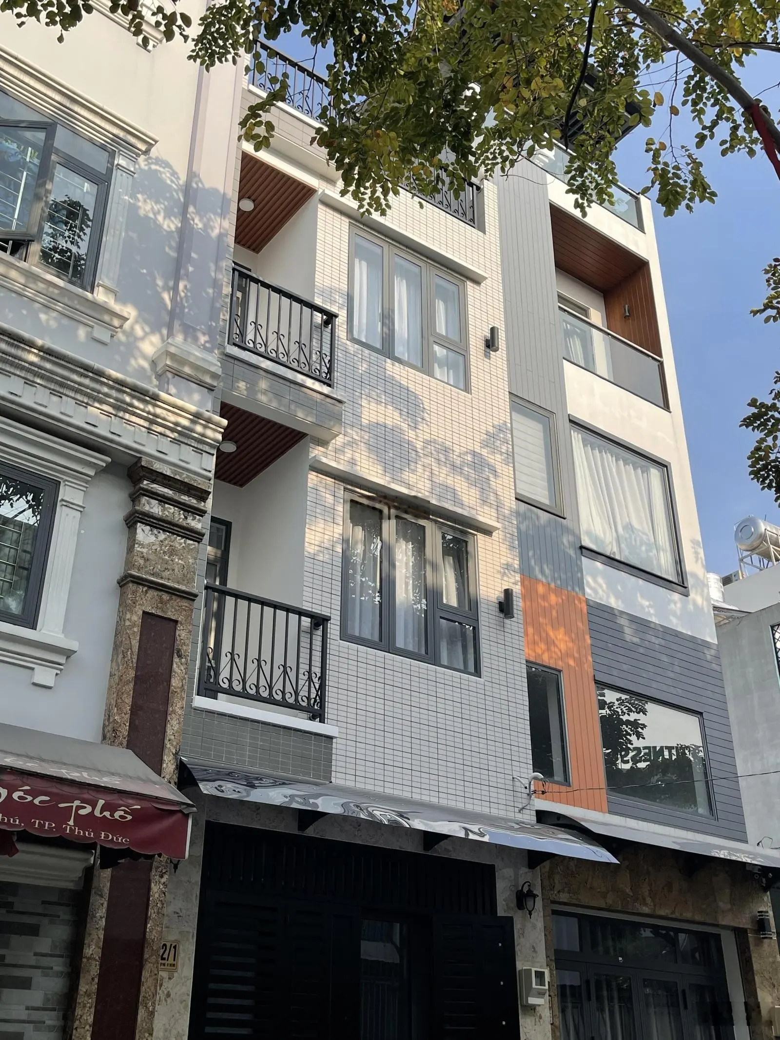 Bán Nhà 3 Lầu + sân thượng đường 8m, Hiệp Phú, Quận 9. Cách Vincom chỉ 500m.