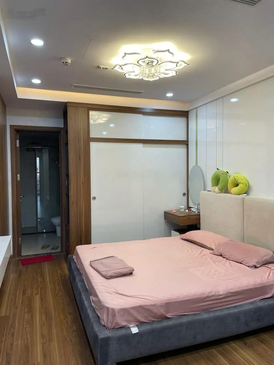 Gấp! Cần bán căn 2PN, 2wc, 81m2, tầng trung, BC Đông Nam giá cực tốt chỉ 5,8 tỷ LH: 0343,202831