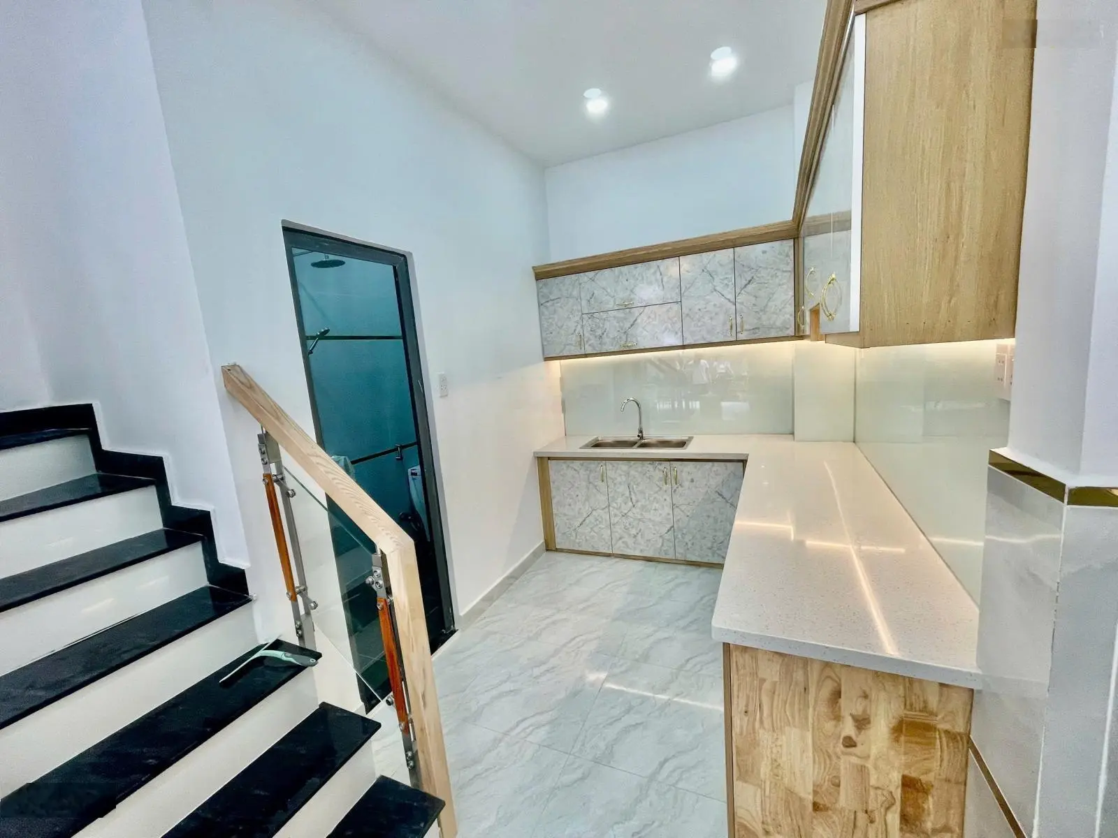 Mã Lò Ao Đôi e cần bán 4x10m 1trệt 1lầu 2PN 2WC SHR pháp lý rõ ràng không dính lộ giới quy hoạch gì