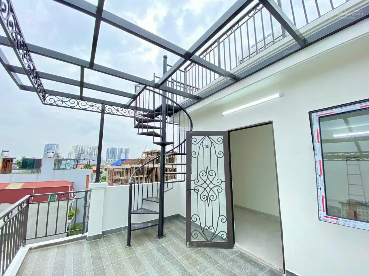 Em mở bán 3 căn 6 tầng xây mới phố Nguyễn Văn Cừ - LB. Nội thất, thang máy cao cấp ô tô đỗ cửa