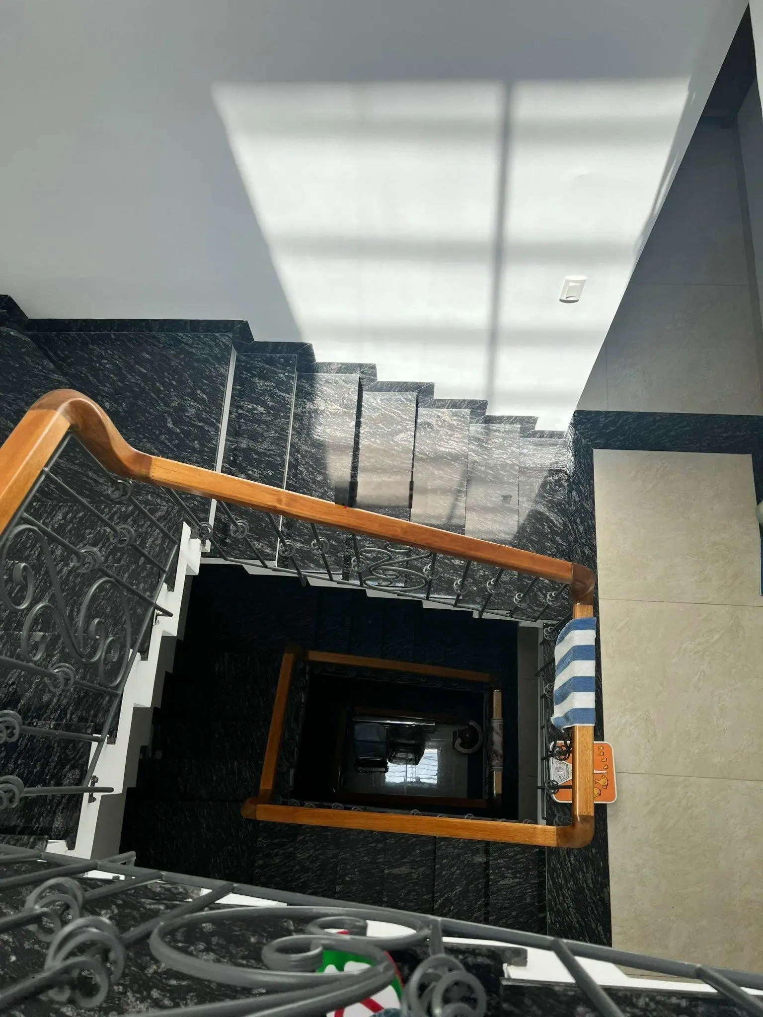 Bán nhà 4 tầng mặt tiền đường Hồng Bàng nội thất đẹp, có thang máy