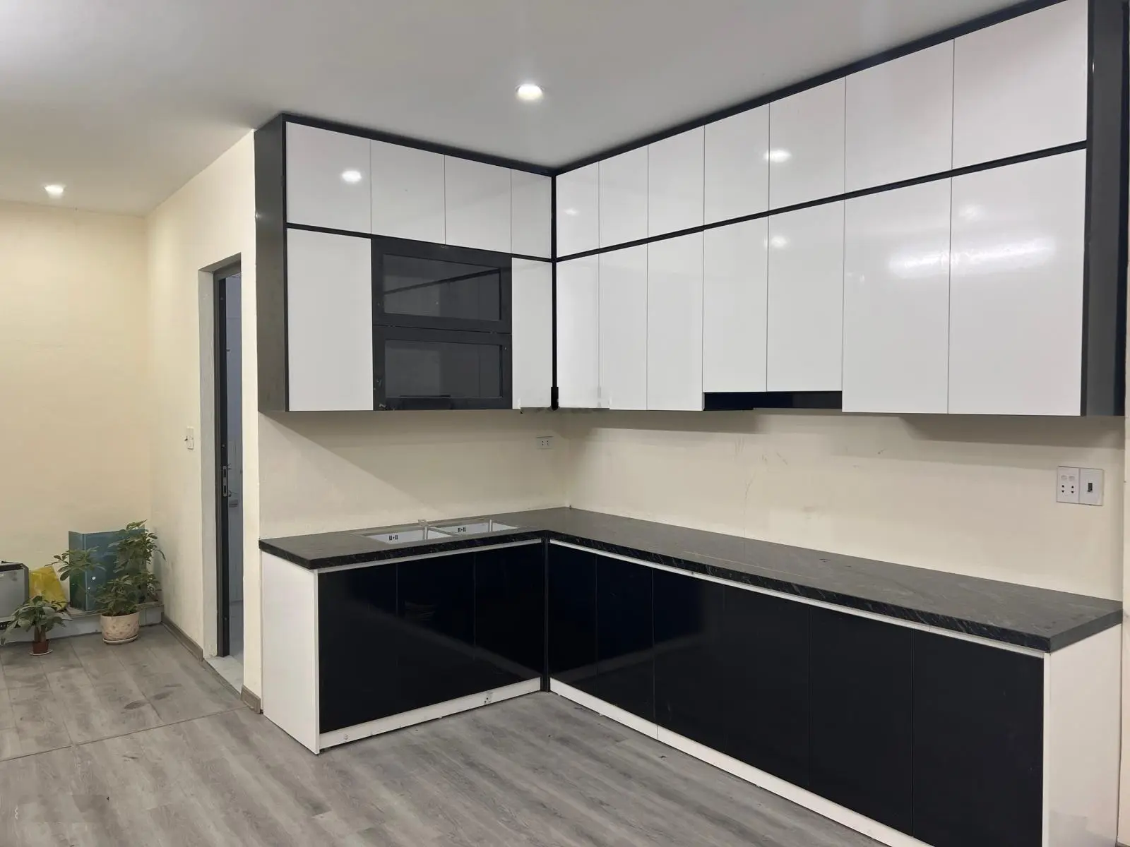 Bán nhà 2 tầng phố bà triệu . Nhà mới làm nội thất mới tinh