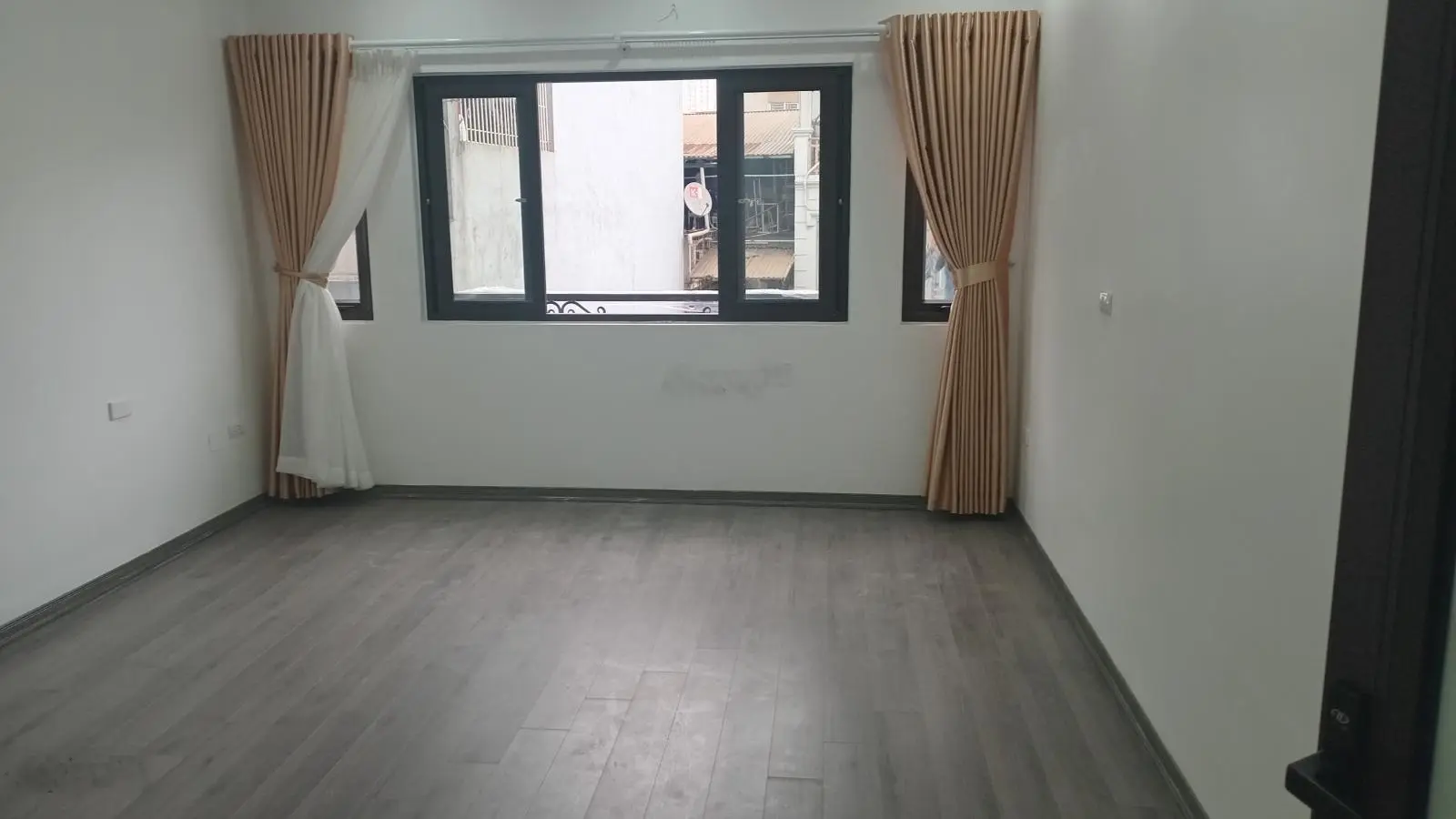 Bán nhà Phố Bồ Đề, nhà đẹp, ô tô, cạnh hồ, anh ninh tốt 35m x 5 tầng, giá chào 10,1 tỷ