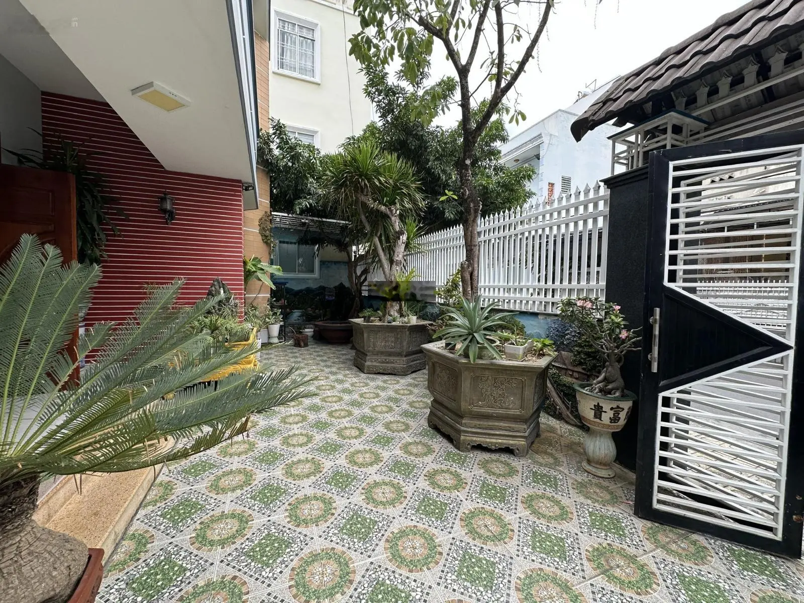 Biển Hòn chồng- bán nhà kiểu biệt thự sân vườn đi bộ ra tắm biển tại phường Vĩnh Hải tp Nha Trang
