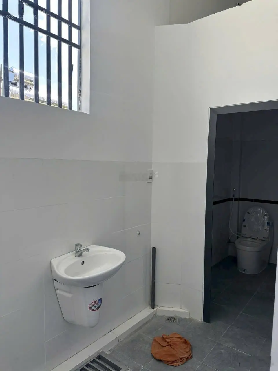 Nhà mới hoàn thiện, sổ riêng thổ cư một trệt 1 lầu. Giá rẻ cần bán gấp
