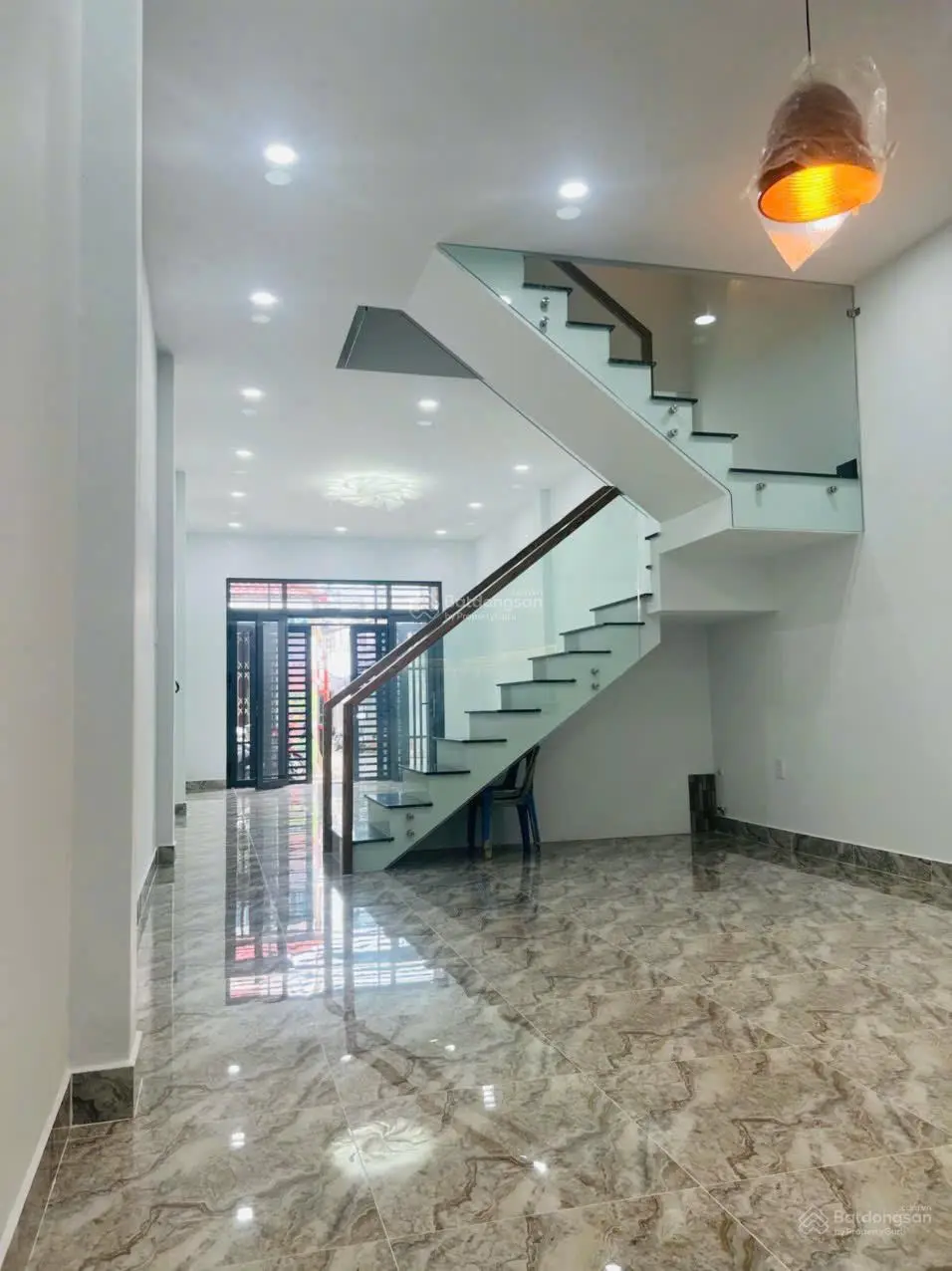 Bán nhà mới xây siêu sang trọng, gần trường học, gần chợ, cách Lũy Bán Bích 200m, Quận Tân Phú