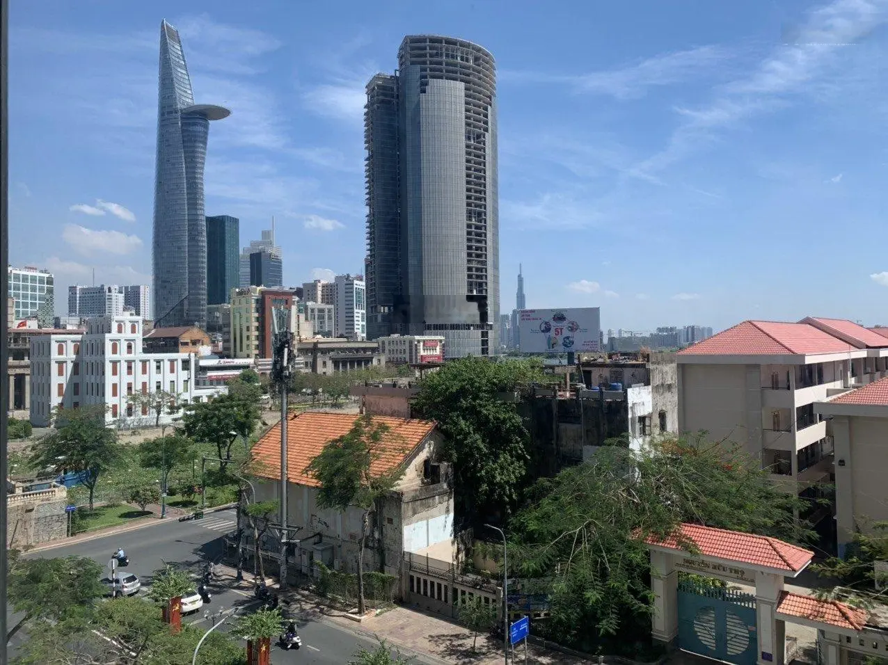 Cần bán office - tel 43m2 Saigon Royal Residences view Bitexco và sông SG giá rẻ. LH: 0909 024 ***