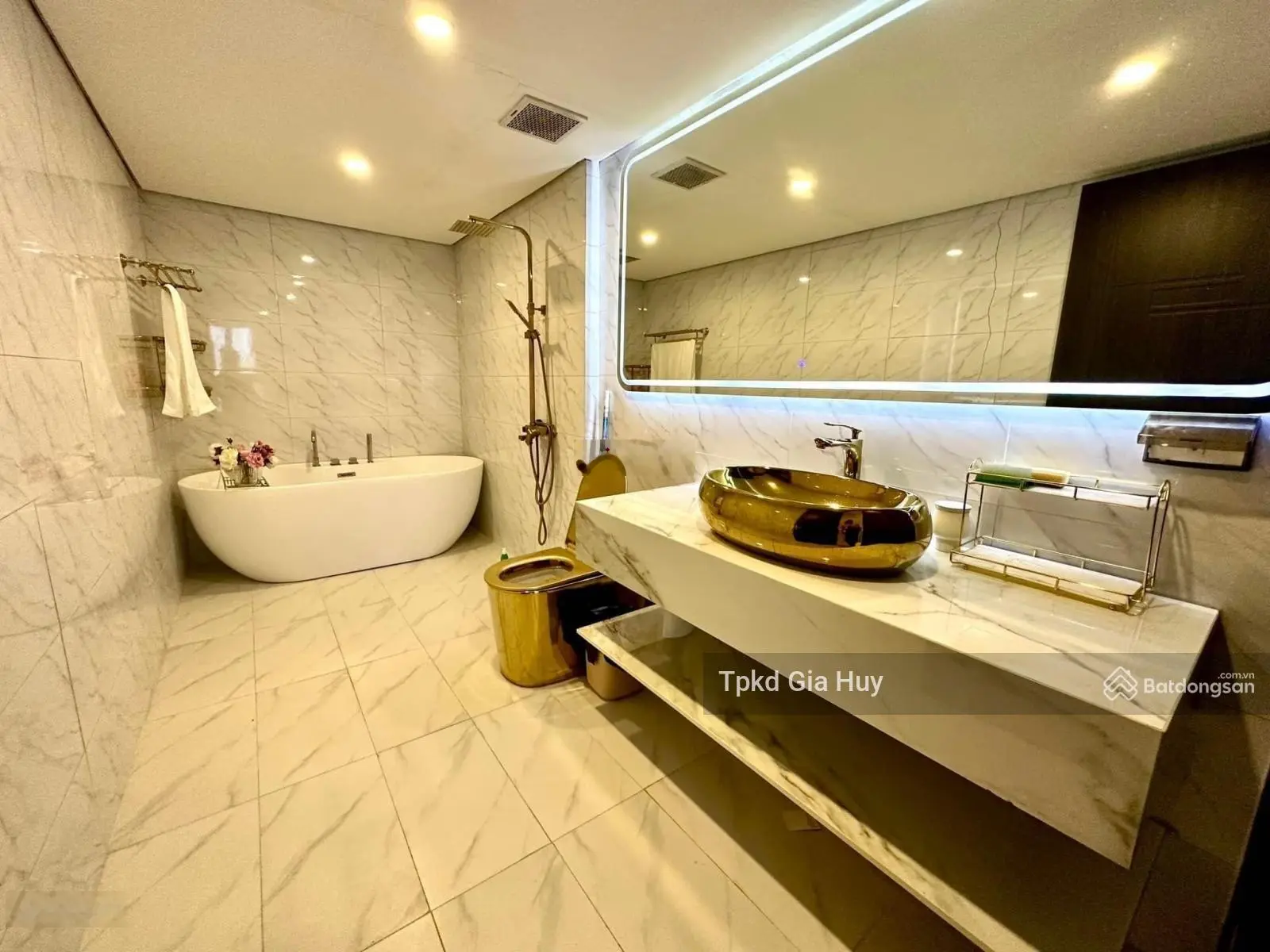 Cần bán Skyvila 220m2, full đồ, view siêu đẹp tại Vinhomes Metropolis. LH 0888.61.8818