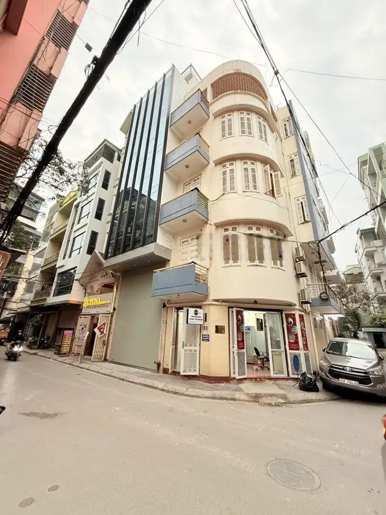 Toà nhà vp 8 tầng quận cầu giấy - vỉa hè ô tô tránh - view vườn hoa