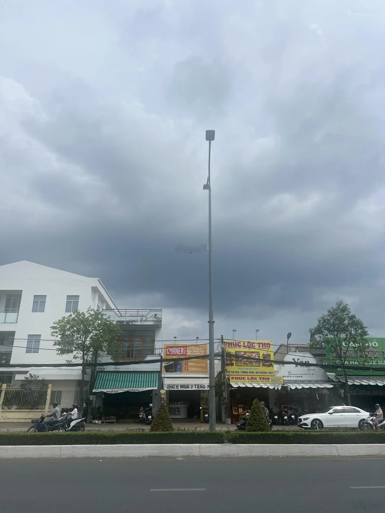 Nhà cấp 4 mặt tiền đường Nguyễn Văn Cừ ngang 4m dài gần 30m nở hậu giá chỉ 15 tỷ . vị trí đẹp