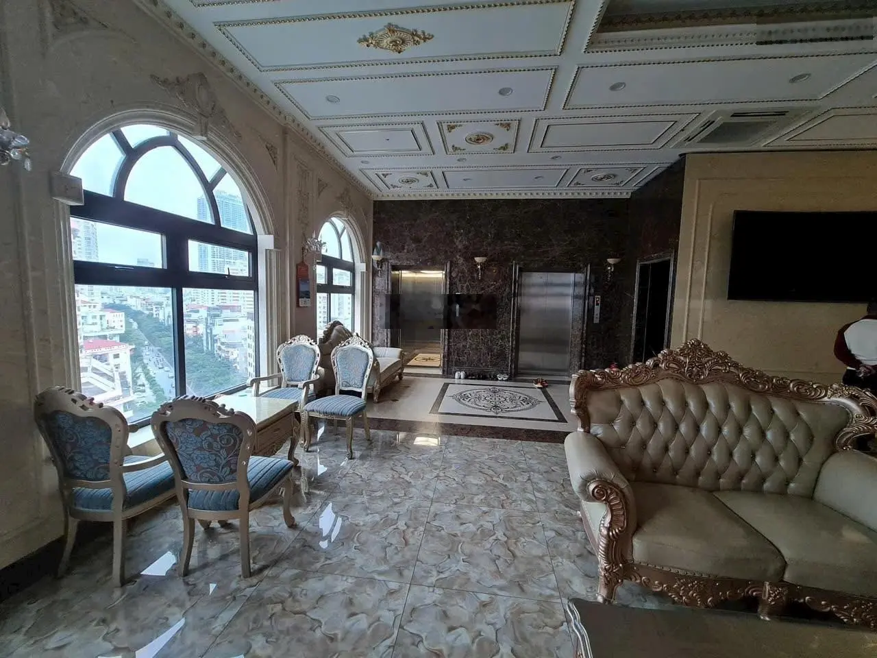 Bán biệt thự KĐT Dịch Vọng, Cầu Giấy, diện tích, 326m, 1 hầm, 4 nổi, lô góc cực thoáng sáng, giá TL