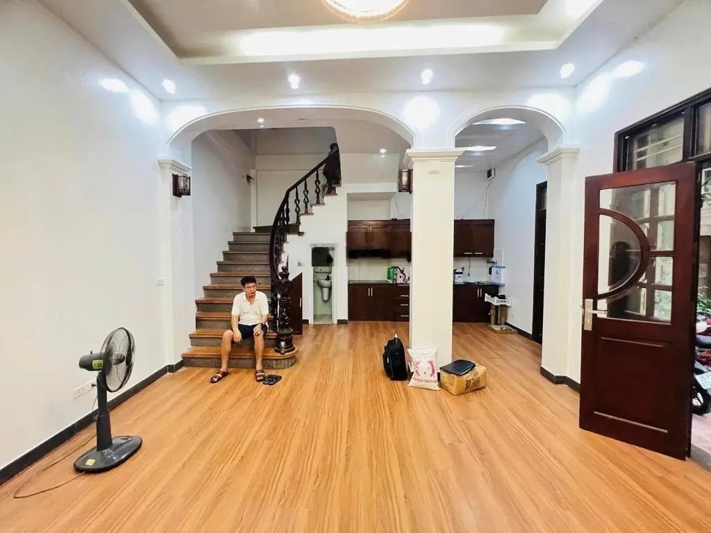 Bán nhà dịch vọng cầu giấy - sát phố - ngõ ba gác- nhà dân xây - móng thêm tầng thoải mái