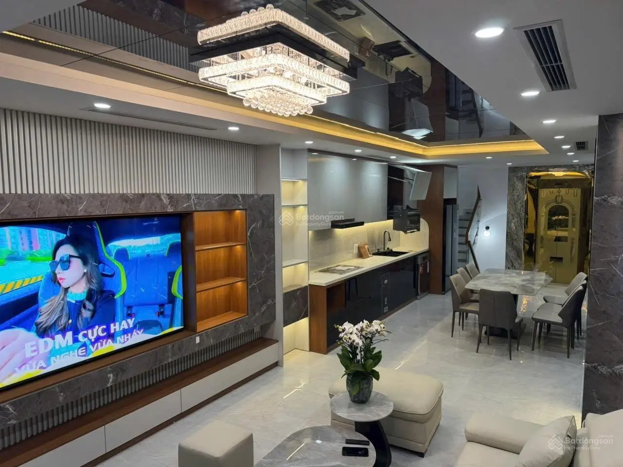 Chính chủ bán nhà đẹp fun nội thất cầu thang máy phố trạm long biên hà nội 60m2
