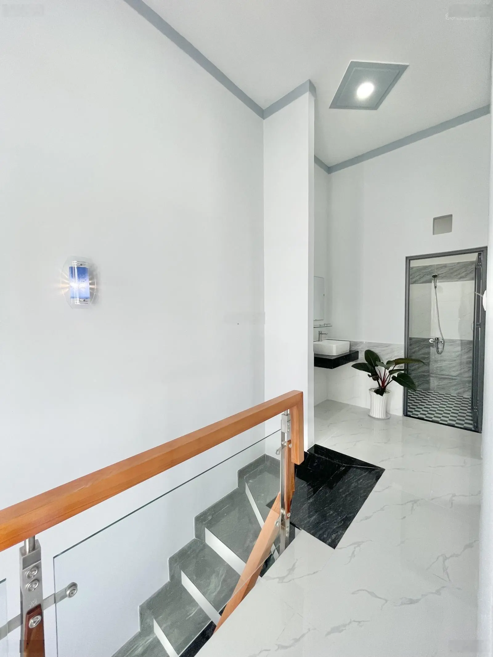 Cần bán nhà mới hoàn thiện ngang 5M ngay đường nguyễn đức thiệu phường dĩ an vào 1 sẹc tới nhà