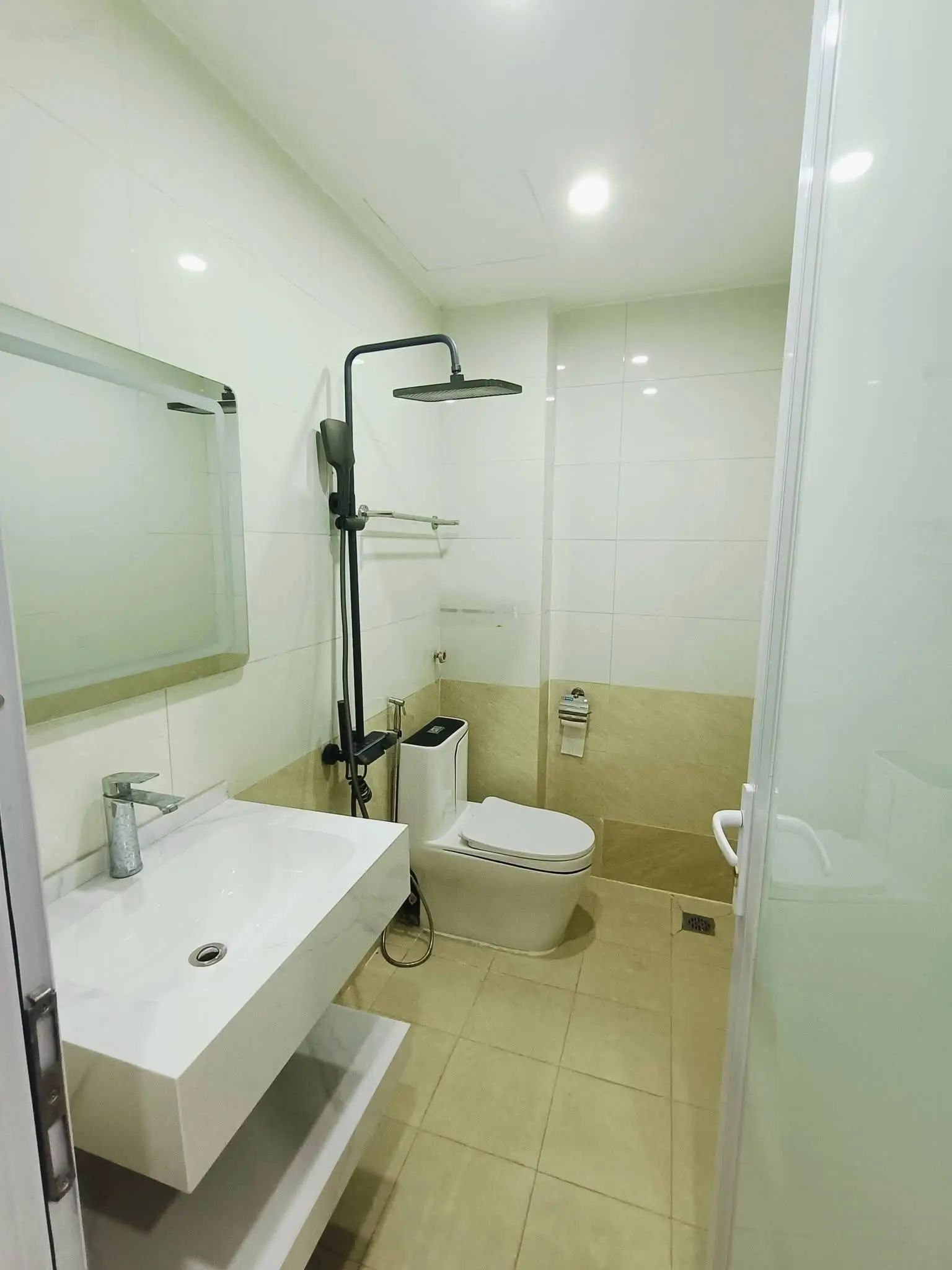 Bán nhà mặt ngõ Hoàng Cầu, 6 tầng, lô góc giá 10 tỷ