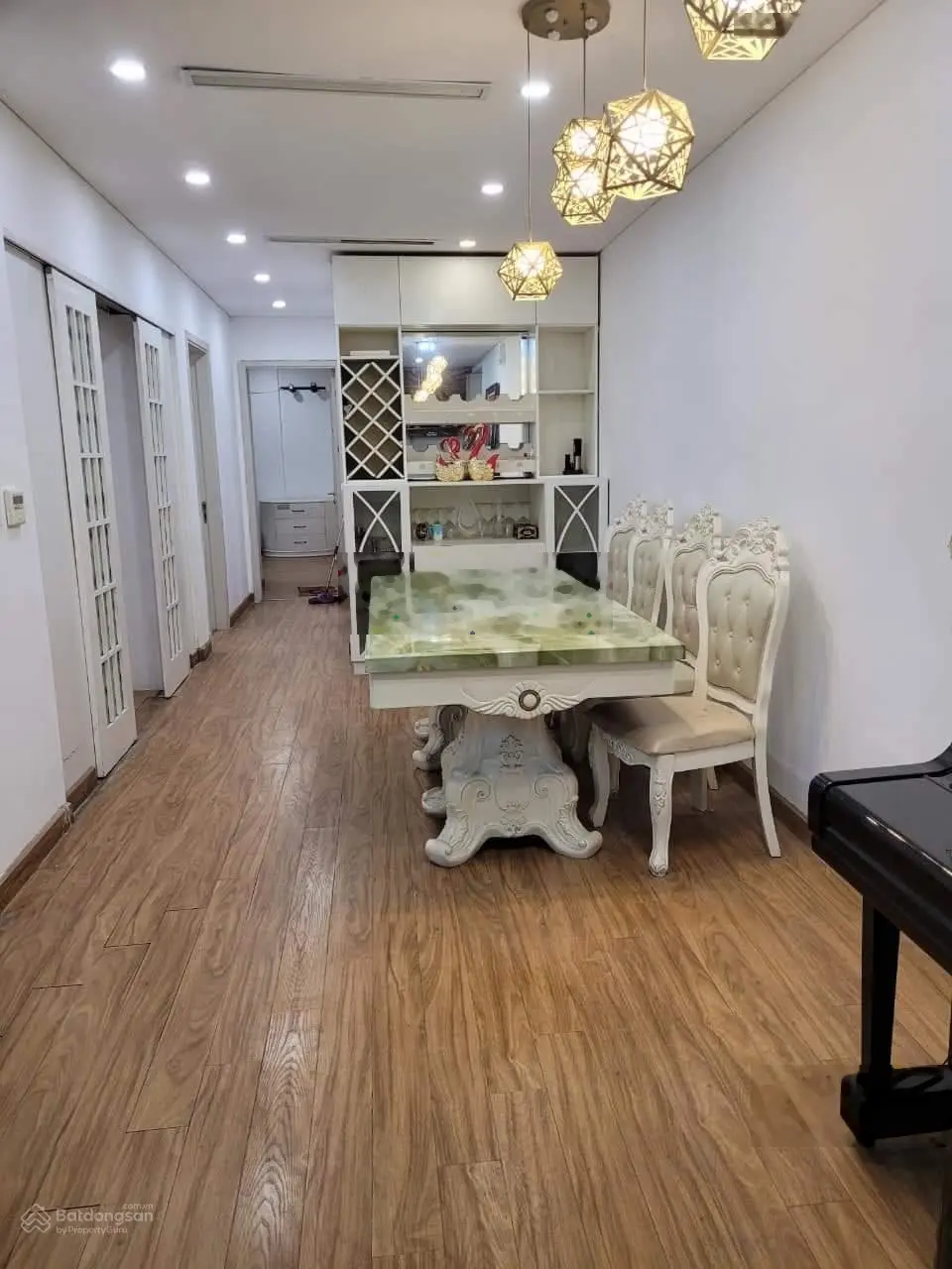 Tôi cần bán nhanh căn hộ 3 phòng ngủ, tầng đẹp, căn góc, 2 mặt thoáng, căn hộ duy nhất giao bán.